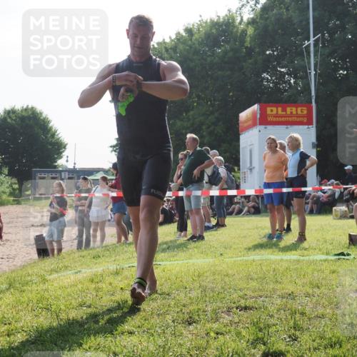 15.06.2025 - 27. Vierlanden-Triathlon KatJ http://msf.ph/oto/7982749 15.06.2025 08:49:01 Schwimmen 115, 144 meine-sportfotos.de