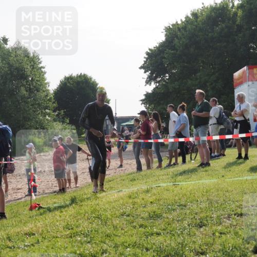 15.06.2025 - 27. Vierlanden-Triathlon KatJ http://msf.ph/oto/7982800 15.06.2025 08:49:47 Schwimmen 172 meine-sportfotos.de