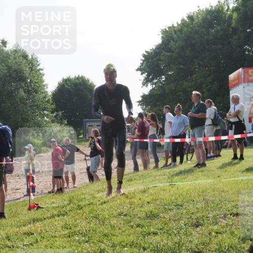 15.06.2025 - 27. Vierlanden-Triathlon KatJ http://msf.ph/oto/7982821 15.06.2025 08:49:49 Schwimmen 172 meine-sportfotos.de