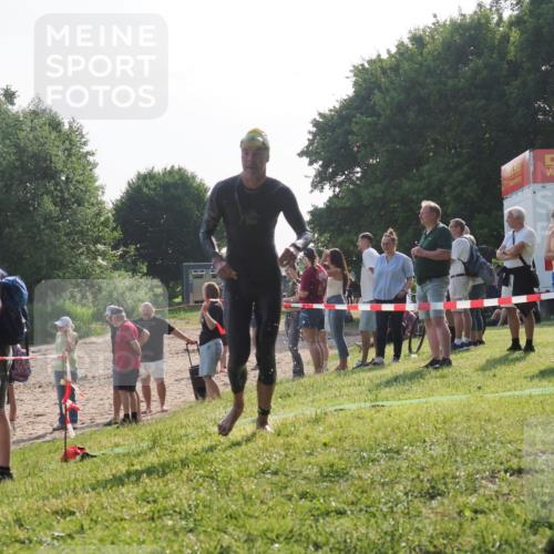 15.06.2025 - 27. Vierlanden-Triathlon KatJ http://msf.ph/oto/7982836 15.06.2025 08:49:49 Schwimmen 172 meine-sportfotos.de