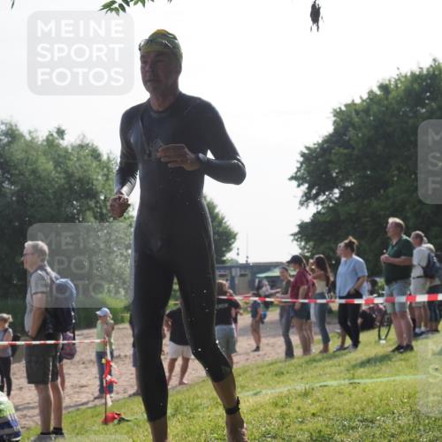 15.06.2025 - 27. Vierlanden-Triathlon KatJ http://msf.ph/oto/7982911 15.06.2025 08:49:51 Schwimmen 172 meine-sportfotos.de