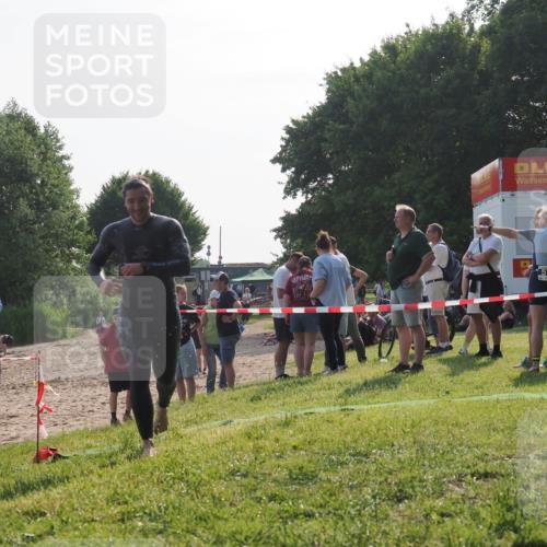 15.06.2025 - 27. Vierlanden-Triathlon KatJ http://msf.ph/oto/7982968 15.06.2025 08:50:14 Schwimmen 68 meine-sportfotos.de