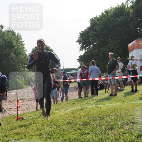 15.06.2025 - 27. Vierlanden-Triathlon KatJ http://msf.ph/oto/7982994 15.06.2025 08:50:14 Schwimmen 68 meine-sportfotos.de