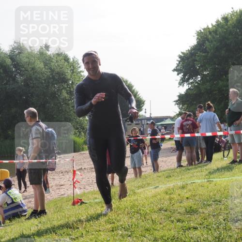 15.06.2025 - 27. Vierlanden-Triathlon KatJ http://msf.ph/oto/7983005 15.06.2025 08:50:15 Schwimmen 68 meine-sportfotos.de