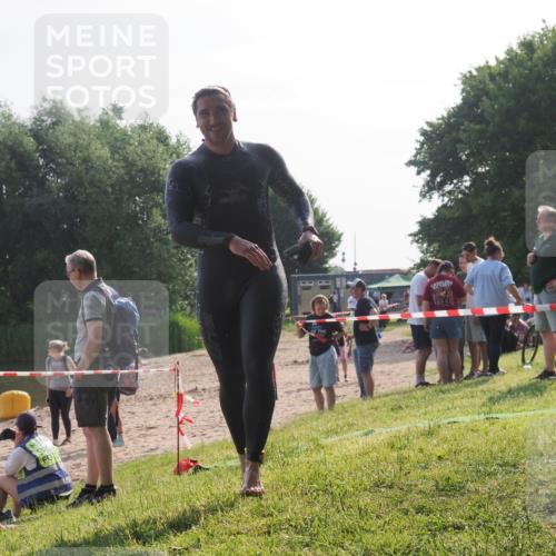 15.06.2025 - 27. Vierlanden-Triathlon KatJ http://msf.ph/oto/7983014 15.06.2025 08:50:15 Schwimmen 68 meine-sportfotos.de