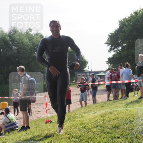 15.06.2025 - 27. Vierlanden-Triathlon KatJ http://msf.ph/oto/7983018 15.06.2025 08:50:15 Schwimmen 68 meine-sportfotos.de