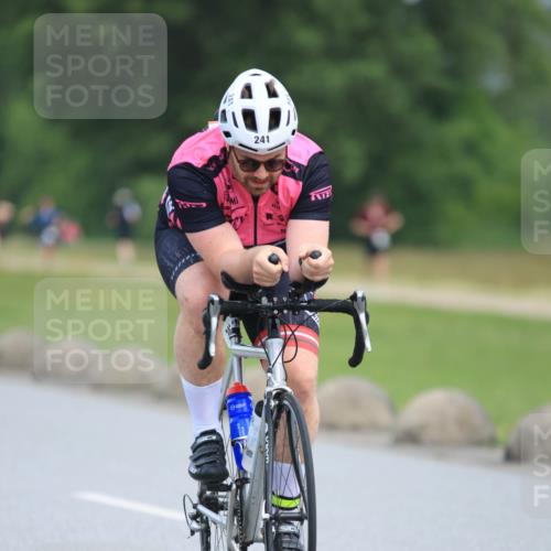 15.06.2025 - 27. Vierlanden-Triathlon H.Heesch http://msf.ph/oto/7983023 15.06.2025 10:54:47 Radfahren 241 meine-sportfotos.de