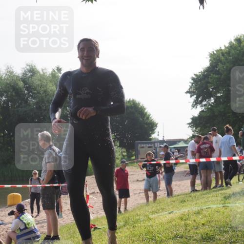 15.06.2025 - 27. Vierlanden-Triathlon KatJ http://msf.ph/oto/7983031 15.06.2025 08:50:15 Schwimmen 68 meine-sportfotos.de