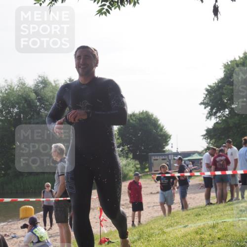 15.06.2025 - 27. Vierlanden-Triathlon KatJ http://msf.ph/oto/7983037 15.06.2025 08:50:15 Schwimmen 68 meine-sportfotos.de