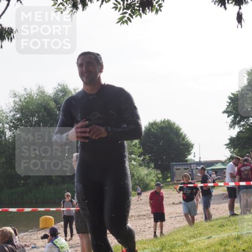 15.06.2025 - 27. Vierlanden-Triathlon KatJ http://msf.ph/oto/7983048 15.06.2025 08:50:15 Schwimmen 68 meine-sportfotos.de