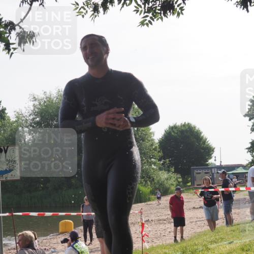 15.06.2025 - 27. Vierlanden-Triathlon KatJ http://msf.ph/oto/7983060 15.06.2025 08:50:15 Schwimmen 68 meine-sportfotos.de