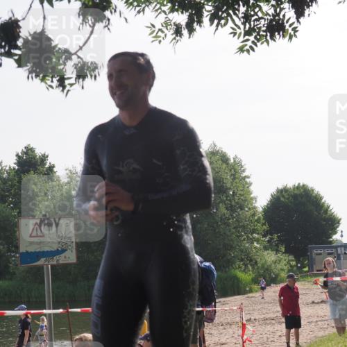 15.06.2025 - 27. Vierlanden-Triathlon KatJ http://msf.ph/oto/7983083 15.06.2025 08:50:16 Schwimmen 68 meine-sportfotos.de