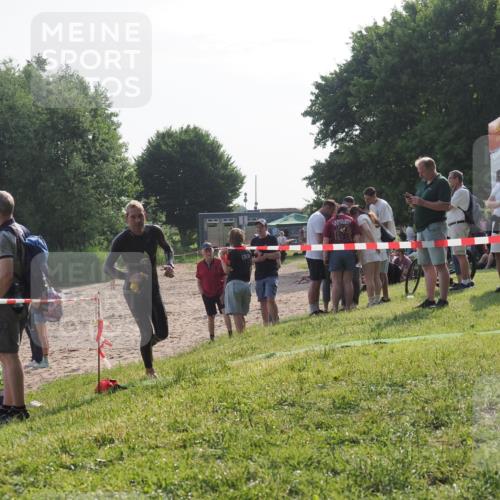 15.06.2025 - 27. Vierlanden-Triathlon KatJ http://msf.ph/oto/7983096 15.06.2025 08:50:38 Schwimmen 143 meine-sportfotos.de