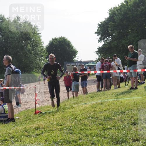 15.06.2025 - 27. Vierlanden-Triathlon KatJ http://msf.ph/oto/7983123 15.06.2025 08:50:38 Schwimmen 143 meine-sportfotos.de