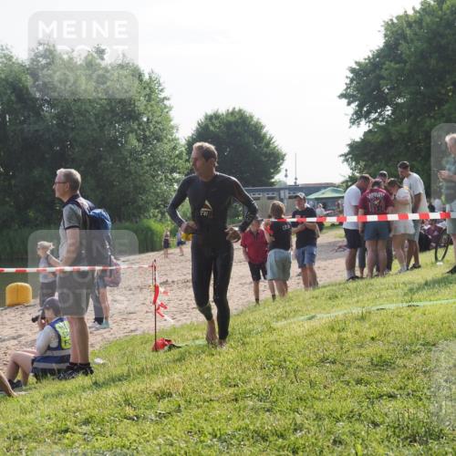 15.06.2025 - 27. Vierlanden-Triathlon KatJ http://msf.ph/oto/7983142 15.06.2025 08:50:39 Schwimmen 143 meine-sportfotos.de