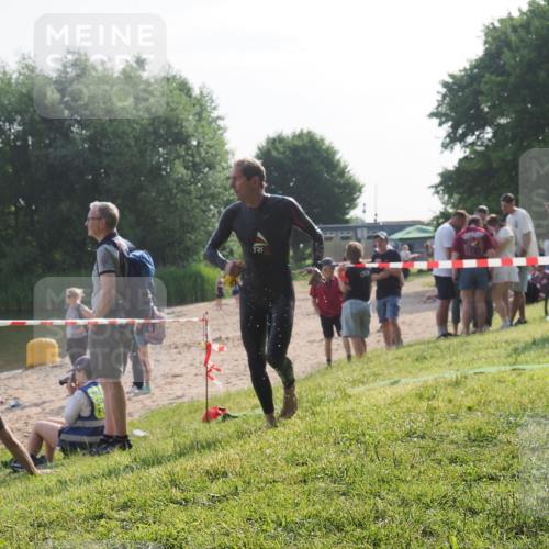 15.06.2025 - 27. Vierlanden-Triathlon KatJ http://msf.ph/oto/7983178 15.06.2025 08:50:39 Schwimmen 143 meine-sportfotos.de