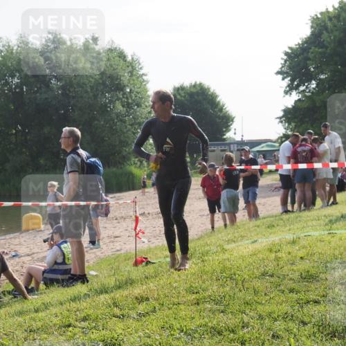 15.06.2025 - 27. Vierlanden-Triathlon KatJ http://msf.ph/oto/7983187 15.06.2025 08:50:39 Schwimmen 143 meine-sportfotos.de