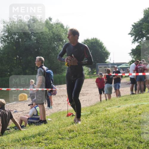 15.06.2025 - 27. Vierlanden-Triathlon KatJ http://msf.ph/oto/7983229 15.06.2025 08:50:40 Schwimmen 143 meine-sportfotos.de