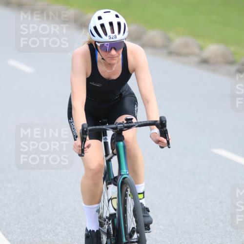 15.06.2025 - 27. Vierlanden-Triathlon H.Heesch http://msf.ph/oto/7983232 15.06.2025 10:55:37 Radfahren 221, 521, 528 meine-sportfotos.de