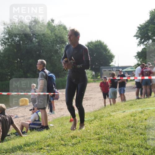 15.06.2025 - 27. Vierlanden-Triathlon KatJ http://msf.ph/oto/7983237 15.06.2025 08:50:40 Schwimmen 143 meine-sportfotos.de