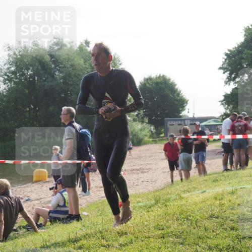 15.06.2025 - 27. Vierlanden-Triathlon KatJ http://msf.ph/oto/7983257 15.06.2025 08:50:40 Schwimmen 143 meine-sportfotos.de
