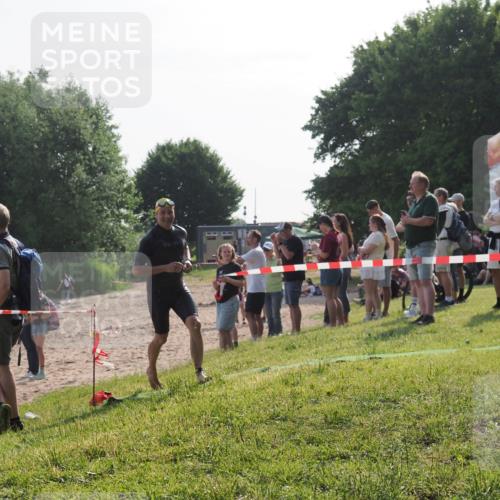 15.06.2025 - 27. Vierlanden-Triathlon KatJ http://msf.ph/oto/7983284 15.06.2025 08:51:14 Schwimmen 90 meine-sportfotos.de