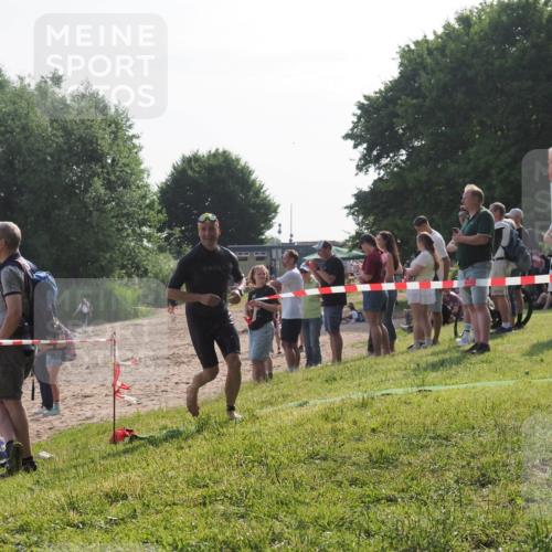 15.06.2025 - 27. Vierlanden-Triathlon KatJ http://msf.ph/oto/7983293 15.06.2025 08:51:14 Schwimmen 90 meine-sportfotos.de