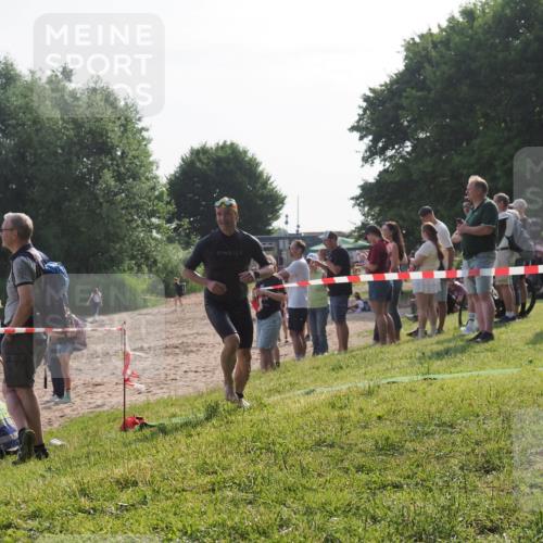 15.06.2025 - 27. Vierlanden-Triathlon KatJ http://msf.ph/oto/7983299 15.06.2025 08:51:14 Schwimmen 90 meine-sportfotos.de