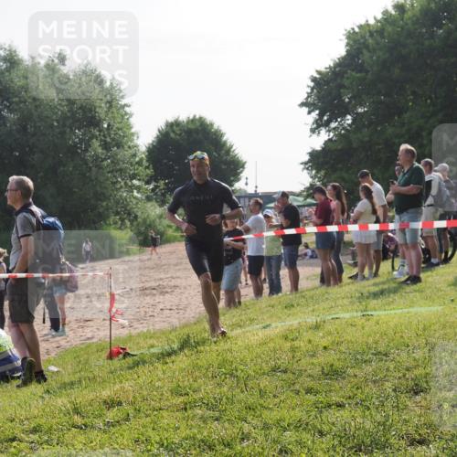 15.06.2025 - 27. Vierlanden-Triathlon KatJ http://msf.ph/oto/7983307 15.06.2025 08:51:14 Schwimmen 90 meine-sportfotos.de