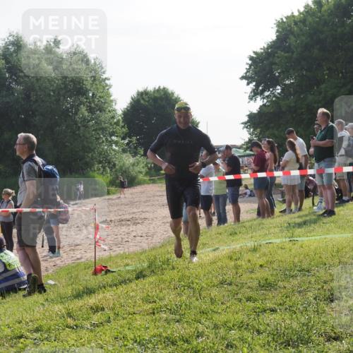 15.06.2025 - 27. Vierlanden-Triathlon KatJ http://msf.ph/oto/7983309 15.06.2025 08:51:15 Schwimmen 90 meine-sportfotos.de