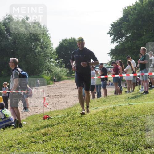 15.06.2025 - 27. Vierlanden-Triathlon KatJ http://msf.ph/oto/7983321 15.06.2025 08:51:15 Schwimmen 90 meine-sportfotos.de