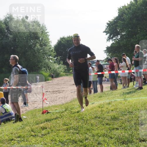 15.06.2025 - 27. Vierlanden-Triathlon KatJ http://msf.ph/oto/7983329 15.06.2025 08:51:15 Schwimmen 90 meine-sportfotos.de