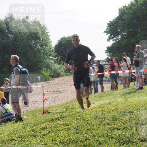 15.06.2025 - 27. Vierlanden-Triathlon KatJ http://msf.ph/oto/7983343 15.06.2025 08:51:15 Schwimmen 90 meine-sportfotos.de
