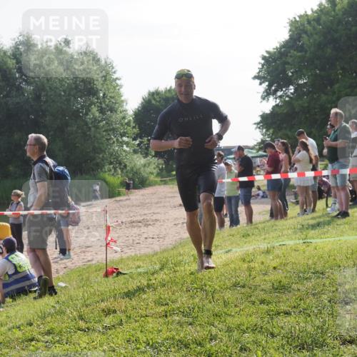15.06.2025 - 27. Vierlanden-Triathlon KatJ http://msf.ph/oto/7983354 15.06.2025 08:51:15 Schwimmen 90 meine-sportfotos.de