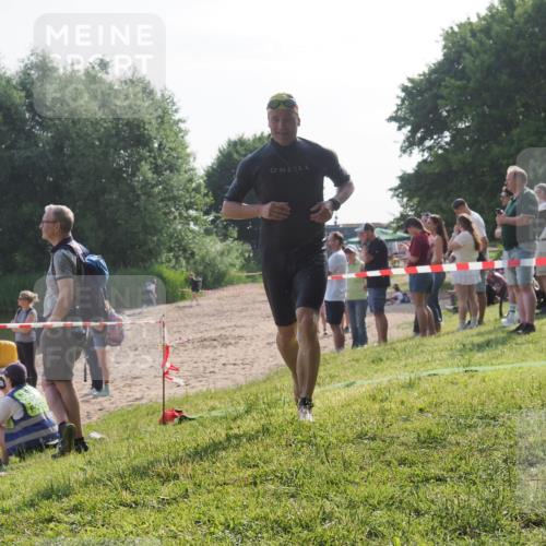 15.06.2025 - 27. Vierlanden-Triathlon KatJ http://msf.ph/oto/7983361 15.06.2025 08:51:15 Schwimmen 90 meine-sportfotos.de