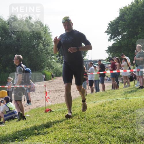 15.06.2025 - 27. Vierlanden-Triathlon KatJ http://msf.ph/oto/7983376 15.06.2025 08:51:16 Schwimmen 90 meine-sportfotos.de