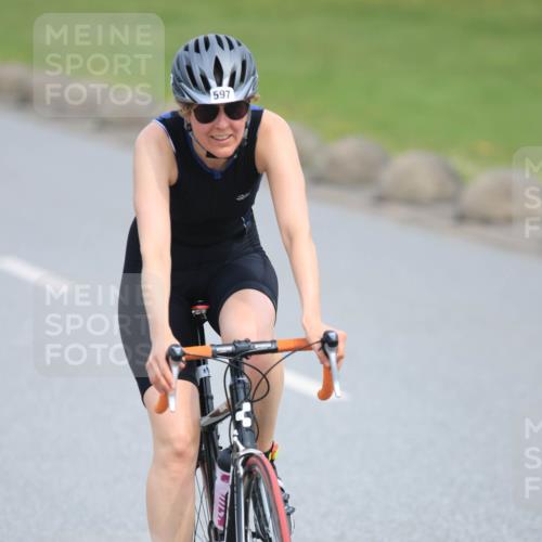 15.06.2025 - 27. Vierlanden-Triathlon H.Heesch http://msf.ph/oto/7983377 15.06.2025 10:56:23 Radfahren 73, 597, 606 meine-sportfotos.de