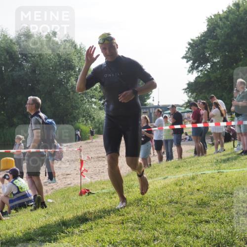 15.06.2025 - 27. Vierlanden-Triathlon KatJ http://msf.ph/oto/7983387 15.06.2025 08:51:16 Schwimmen 90 meine-sportfotos.de