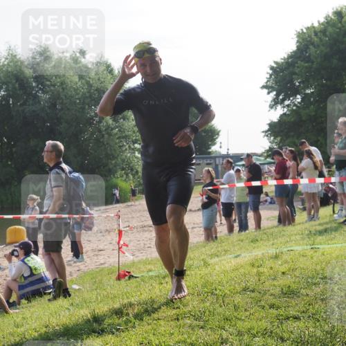 15.06.2025 - 27. Vierlanden-Triathlon KatJ http://msf.ph/oto/7983395 15.06.2025 08:51:16 Schwimmen 90 meine-sportfotos.de