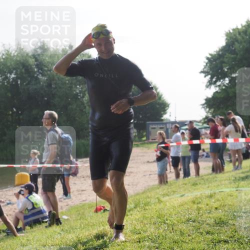 15.06.2025 - 27. Vierlanden-Triathlon KatJ http://msf.ph/oto/7983410 15.06.2025 08:51:16 Schwimmen 90 meine-sportfotos.de