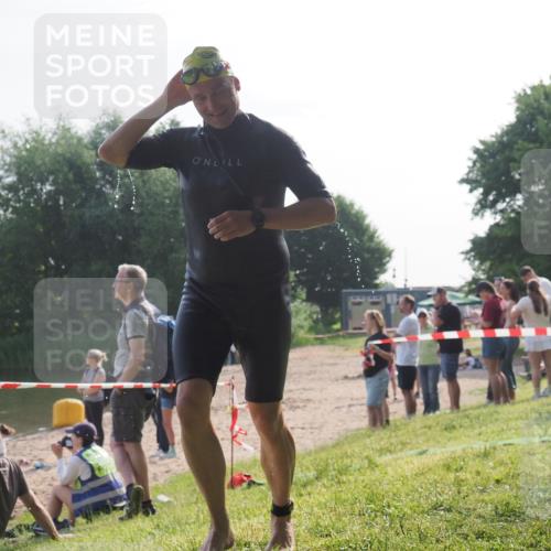 15.06.2025 - 27. Vierlanden-Triathlon KatJ http://msf.ph/oto/7983413 15.06.2025 08:51:16 Schwimmen 90 meine-sportfotos.de