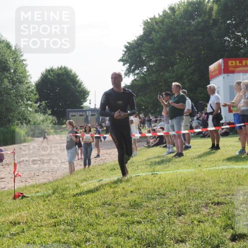 15.06.2025 - 27. Vierlanden-Triathlon KatJ http://msf.ph/oto/7983453 15.06.2025 08:52:36 Schwimmen 163 meine-sportfotos.de