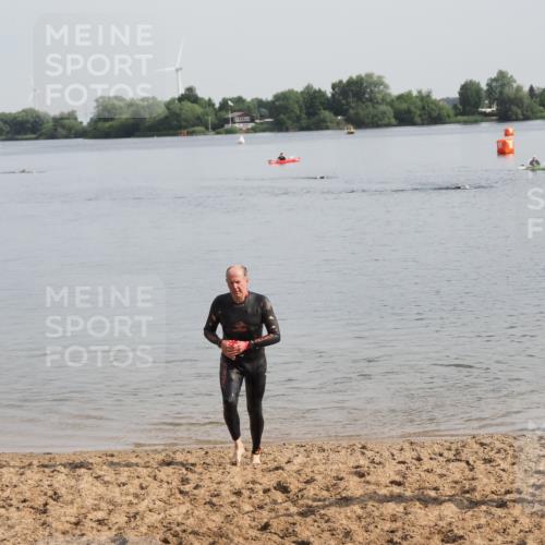 21.06.2025 - 27. Vierlanden-Triathlon MichiJ http://msf.ph/oto/7983531 15.06.2026 09:07:06 Schwimmen 231, 251 meine-sportfotos.de