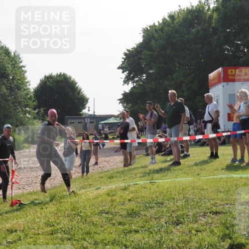 15.06.2025 - 27. Vierlanden-Triathlon KatJ http://msf.ph/oto/7983566 15.06.2025 08:52:51 Schwimmen 98, 233 meine-sportfotos.de