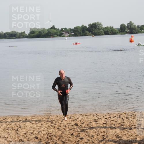 21.06.2025 - 27. Vierlanden-Triathlon MichiJ http://msf.ph/oto/7983568 15.06.2026 09:07:07 Schwimmen 231, 251 meine-sportfotos.de