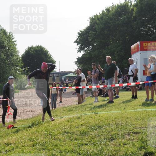 15.06.2025 - 27. Vierlanden-Triathlon KatJ http://msf.ph/oto/7983575 15.06.2025 08:52:52 Schwimmen 98, 233 meine-sportfotos.de