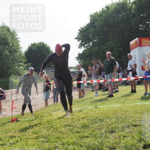 15.06.2025 - 27. Vierlanden-Triathlon KatJ http://msf.ph/oto/7983593 15.06.2025 08:52:52 Schwimmen 98, 233 meine-sportfotos.de