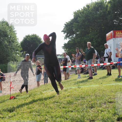 15.06.2025 - 27. Vierlanden-Triathlon KatJ http://msf.ph/oto/7983602 15.06.2025 08:52:52 Schwimmen 98, 233 meine-sportfotos.de