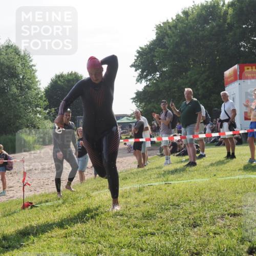 15.06.2025 - 27. Vierlanden-Triathlon KatJ http://msf.ph/oto/7983616 15.06.2025 08:52:53 Schwimmen 98, 233 meine-sportfotos.de