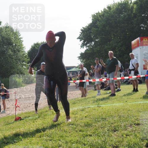 15.06.2025 - 27. Vierlanden-Triathlon KatJ http://msf.ph/oto/7983620 15.06.2025 08:52:53 Schwimmen 98, 233 meine-sportfotos.de
